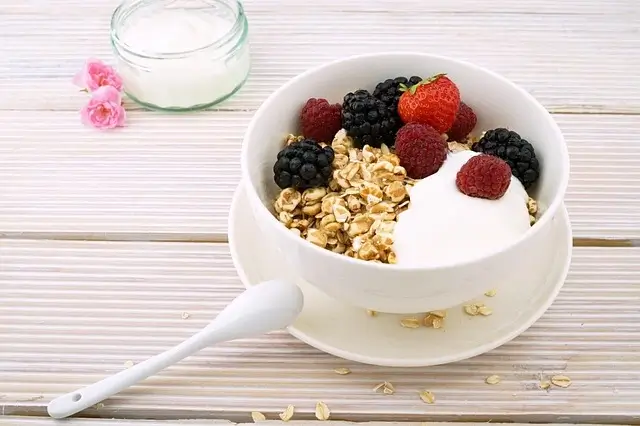 Bát cháo yến mạch thơm ngon với trái cây tươi - bữa sáng hoàn hảo